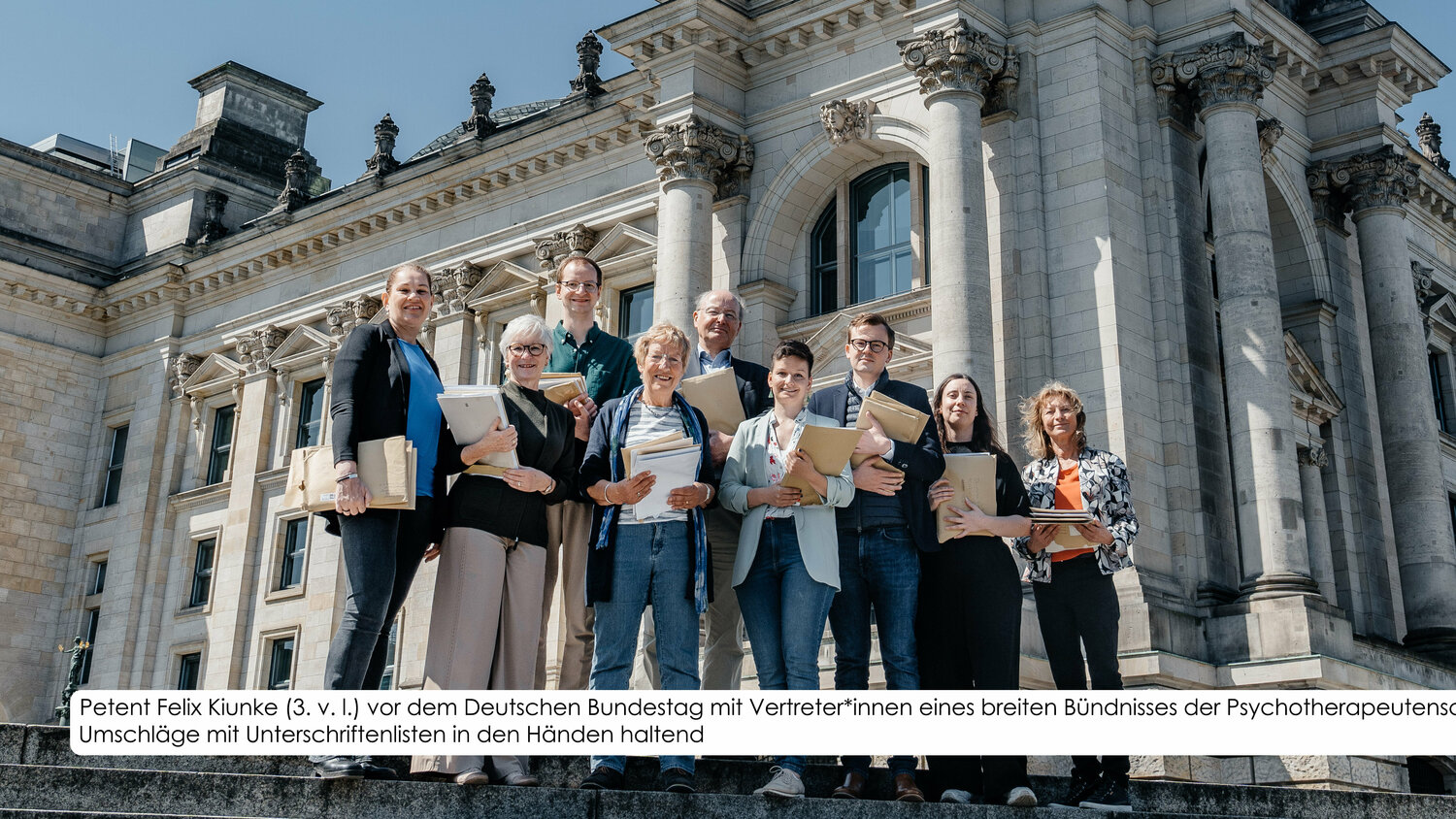 Felix-Kiunke-u-UnterstuetzerInnen-neu-mit-Bildunterschrift.jpg Felix-Kiunke-u-UnterstuetzerInnen-neu-mit-Bildunterschrift.jpg