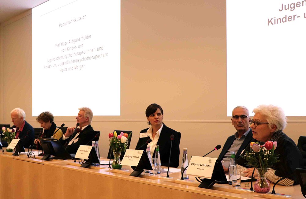Podium (von links nach rechts: Reinert Hanswille, Dorothea Weinberg, Bernhard Moors, Melanie Gräßer, Wolfgang Schreck, Dagmar Lehmhaus)