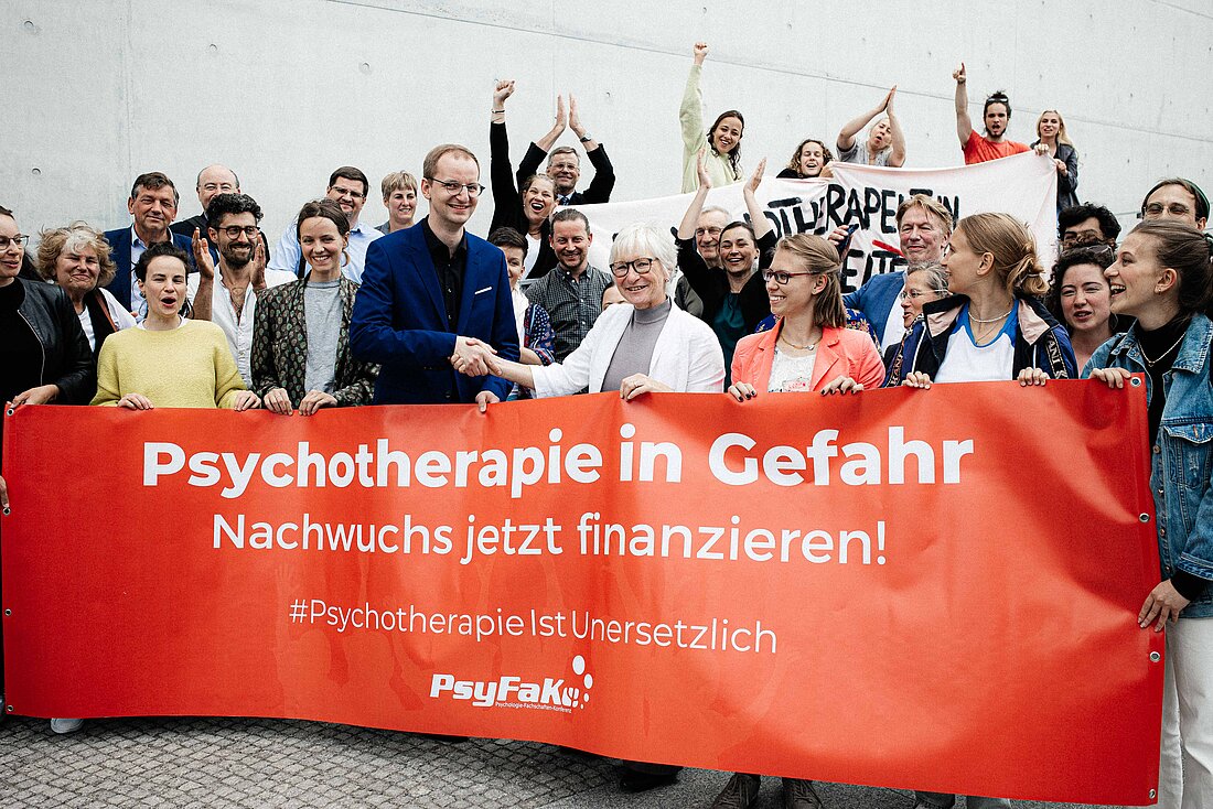 Dr. Andrea Benecke und Felix Kiunke mit Unterstützenden nach der Sitzung des Petitionsausschusses; Quelle: BPtK, Foto: Natalia Morokhova